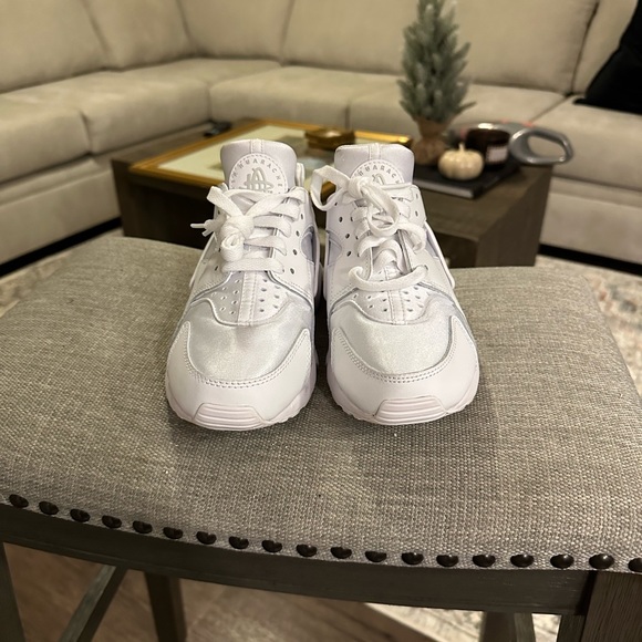 Nike Air Women’s Huarache in White/Platinum - Picture 3 of 6